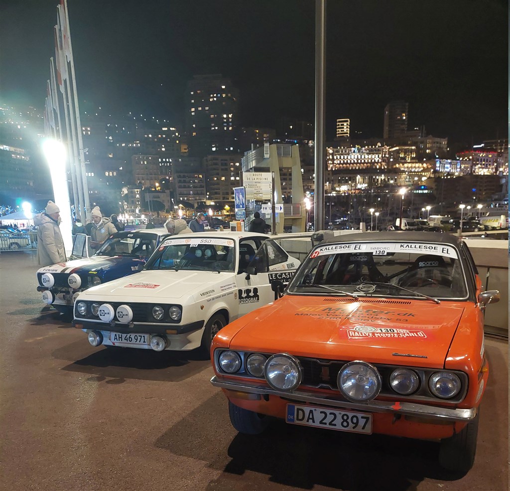 Brødrene Arne og Bent Fasberg fra Karlslunde og Tune har deres Sunbeam Avenger fra 1973 (til højre) sikkert nede i Monaco, her står den ved siden af den Ford Escort RS 2000 fra 1977, som Michael Kristiansen fra Greve og Michael Andersen fra Tune kører i.
(Foto: Privat)